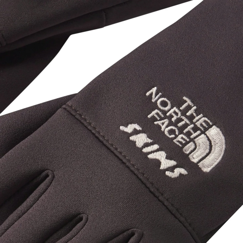 skims-x-the-north-face-gloves-phoenix-close.webp