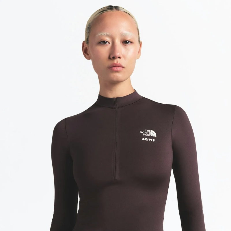 skims-x-the-north-face-top-z-dlugim-rekawem-refina-phoenix-model.webp