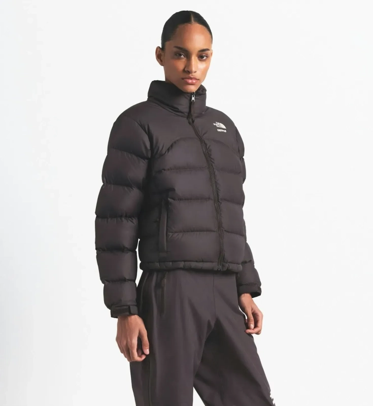 skims-x-the-north-face-kurtka-2000-retro-nuptse-phoenix-model.webp