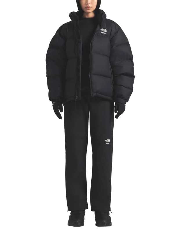 skims-x-the-north-face-kurtka-1996-nuptse-onyx-model.webp