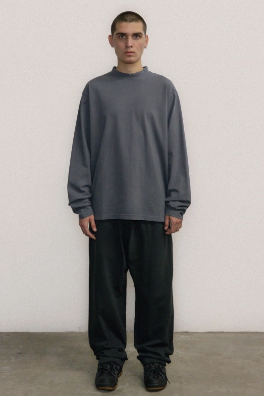 yzy-x-gap-long-sleeve-t-shirt-los-angeles-archives-sample-model.webp